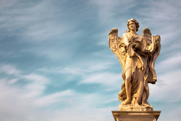 ローマのサンタンジェロ橋沿いのベルニーニの天使像 - castel santangelo ストックフォトと画像