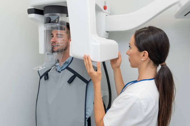 歯科医院のx線装置に立っている患者 - cat scan x ray medical scan x ray image ストックフォトと画像