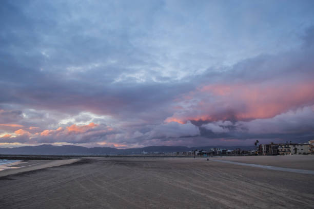 stürmischer himmel sorgen für interessanten sonnenuntergang in playa del rey, ca - lifeguard orange nature beach stock-fotos und bilder