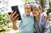 senioren-mit-videoanruf-am-telefon-mit-ihrer-familie.jpg?b=1&s=170x170&k=20&c=8Wc5FZYyVGvhTsUHVbi5X43fj9QRjHWNGkwjT6-QRQc=