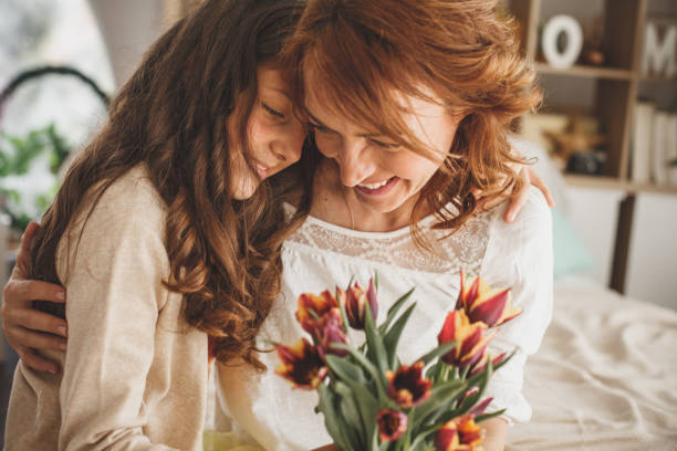 행복한 어머니와 딸 포옹과 신선한 꽃의 꽃다발을 들고 - mothers day fun little girls child 뉴스 사진 이미지