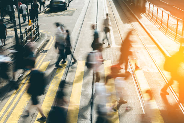 przejście dla pieszych w busy city ze światłem słonecznym - defocused crowd blurred motion business zdjęcia i obrazy z banku zdjęć