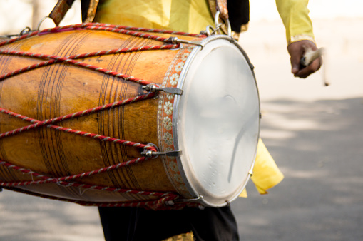 Dhol baterista tocando este instrumento indio tradicional en la calle photo