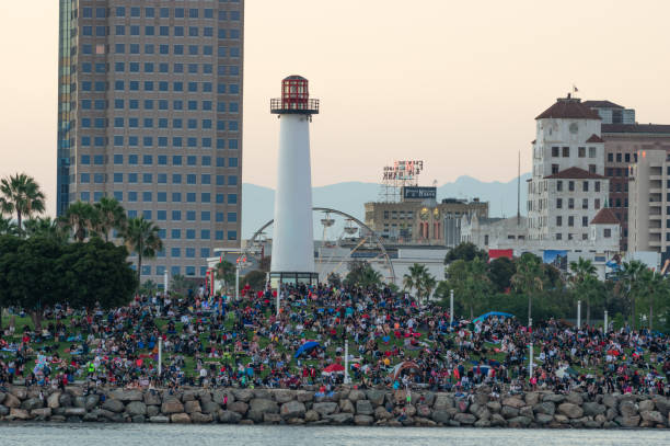 menschen feiern unabhängigkeitstag usa - long beach california lighthouse los angeles county stock-fotos und bilder