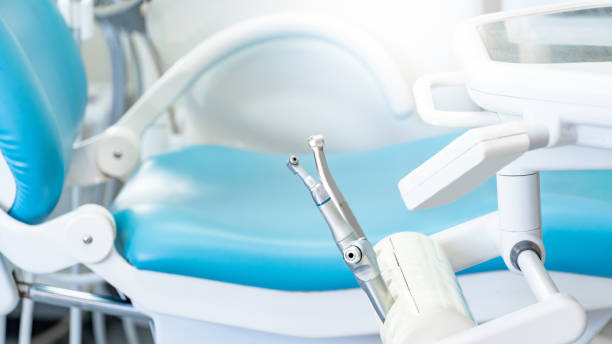 instrumentos na cadeira dental no escritório do dentista - dentists chair dentist office chair orthodontist - fotografias e filmes do acervo