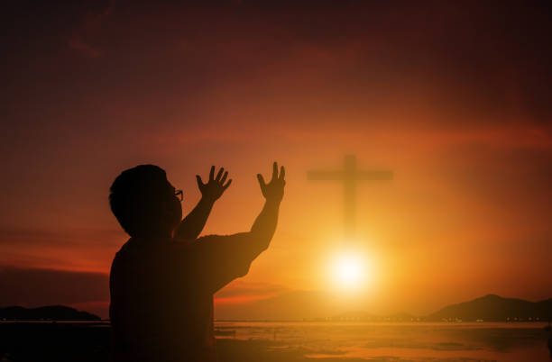 Human hands open palm up worship. Eucharist Therapy Bless God Helping Repent Catholic Easter Lent Mind Pray. Christian Religion concept background.Fighting and victory for god.people prayer at sunset las manos humanas abren la mano de adoración. la terapia eucarística bendice a dios ayudando a arrepentirse de la sandición de resurrección católica la mente de la cuaresma ora. antecedentes conceptuales de la religión cristiana. lucha y victoria por