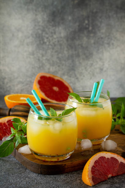 cóctel de pomelo y ginebra naranja o margarita, bebida refrescante con hielo. espacio libre para tu texto. - 18640 fotografías e imágenes de stock