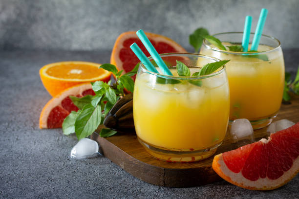 cóctel de pomelo y ginebra naranja o margarita, bebida refrescante con hielo. espacio libre para tu texto. - 18638 fotografías e imágenes de stock