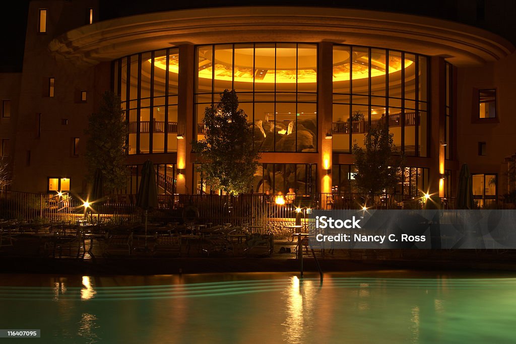 Piscine, la nuit, le centre de villégiature haut de gamme, de chambres de luxe, aux tons chaleureux - Photo de Ciel menaçant libre de droits