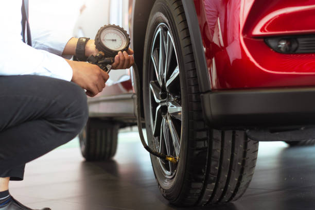 Asian man car inspection Measure quantity Inflated Rubber tires car.Close up hand holding machine Inflated pressure gauge for car tyre pressure measurement for automotive, automobile image inspección de coche hombre asiático medir cantidad inflated neumáticos de goma coche. máquina de sujeción de mano de cerca manómetro inflado para la medición de la presión de los neumáticos de automóviles para automóviles, imagen del automóvil