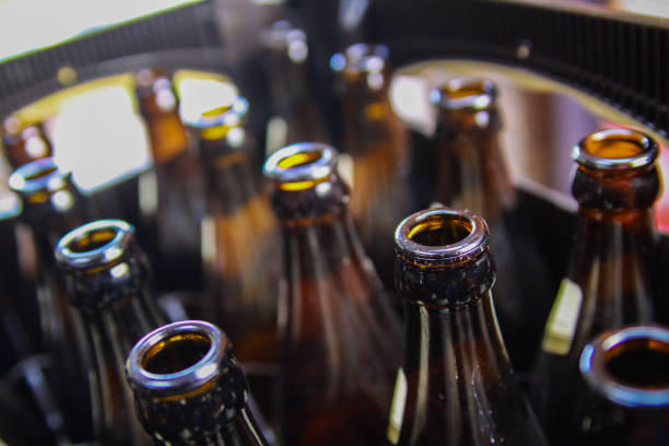 ケース内の茶色の空のビール瓶のクローズアップ - refundable ストックフォトと画像