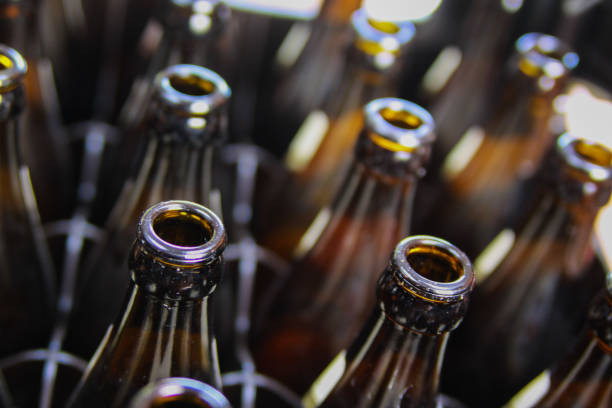ケース内の茶色の空のビール瓶のクローズアップ - refundable ストックフォトと画像