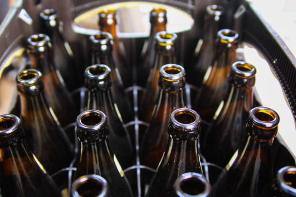 close up of brown empty beer bottles in a case - refundable imagens e fotografias de stock