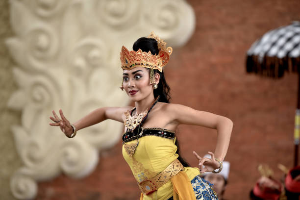 danza tradizionale garuda wisnu - danza del legong immagine foto e immagini stock