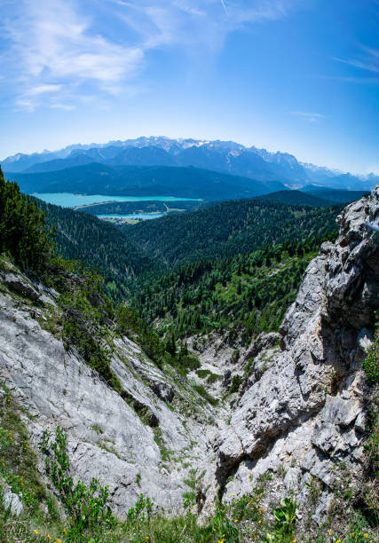 la vista desde el herzogstand en el hermoso walchensee - alm bavaria mountain summer fotografías e imágenes de stock