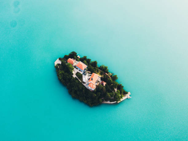 vista aerea della piccola isola con chiesa sul lago di bled - santa maria church foto e immagini stock