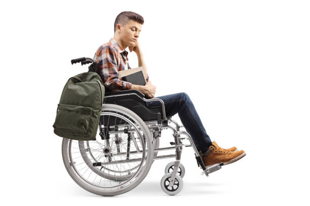 étudiant handicapé masculin malheureux dans un fauteuil roulant - physical injury men orthopedic equipment isolated on white photos et images de collection