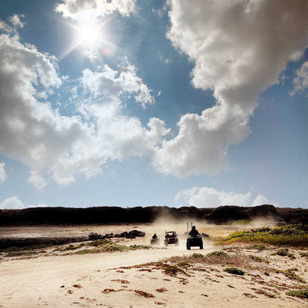 먼지가 많은 비포장 도로에서 오프로드 차량 그룹 - off road vehicle quadbike motocross desert 뉴스 사진 이미지