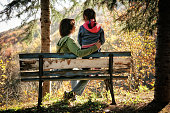 mutter-und-tochter-sitzen-im-herbst-auf-der-parkbank.jpg?b=1&s=170x170&k=20&c=CQh_sIN_32aqmoBKmZbBjVd59WAB3QlsVQs7usgRszY=