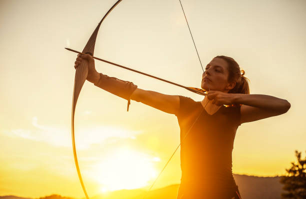 frau im bogenschießen - archery bow arrow women stock-fotos und bilder