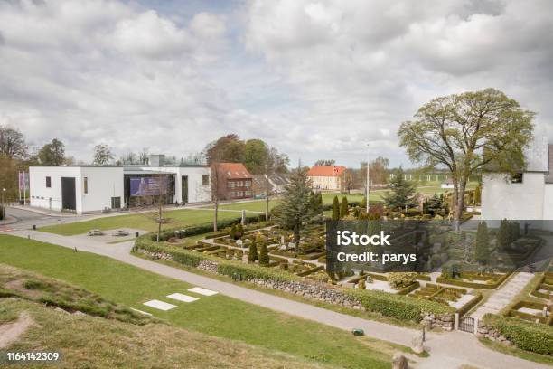 Muzeum Wikingów Jelling Dania - zdjęcia stockowe i więcej obrazów Architektura - Architektura, Biały, Dania