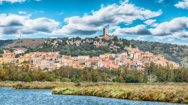 サルデーニャのポサダ美しい丘の頂上の村で、カステッロ・デッラ・ファヴァが頂上に - town village hill panoramic ストックフォトと画像