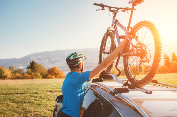 자동차 지붕에서 자신의 자전거를 타고 산악 자전거 남자 - bicycle rack 뉴스 사진 이미지