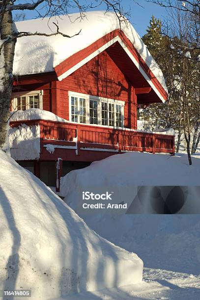 Foto de Casa De Inverno e mais fotos de stock de Arquitetura - Arquitetura, Branco, Brilhante - Luminosidade