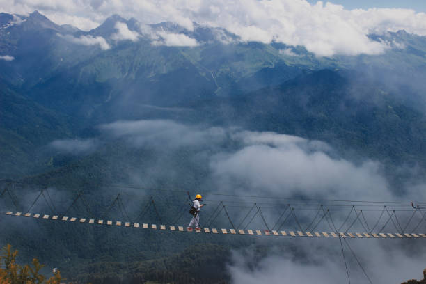 sports extrêmes en montagne - pont suspendu photos et images de collection