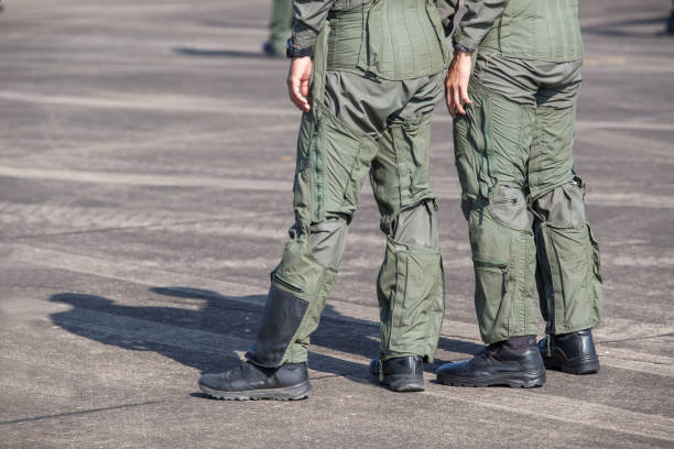 pernas dos pilotos da força aérea. pilotos que estão na preparação para o treinamento do vôo na base aérea militar - fighter plane airplane teamwork air force - fotografias e filmes do acervo