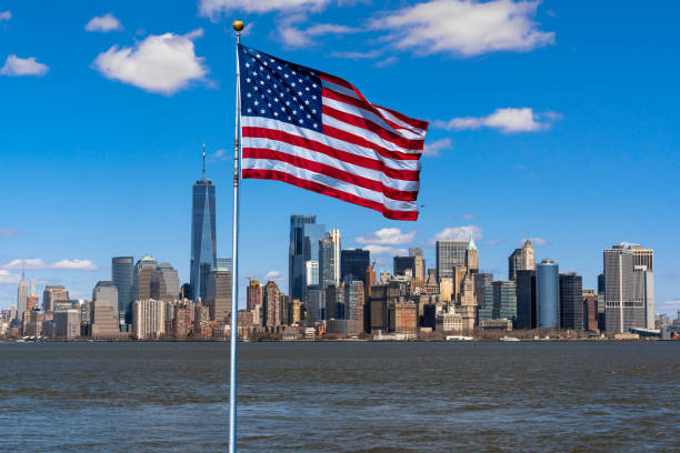 scena di flag of america sul lato del fiume new york cityscape che si trova a manhattan inferiore, architettura e costruzione con concetto di giorno turistico e dell'indipendenza - new york city manhattan built structure urban scene foto e immagini stock