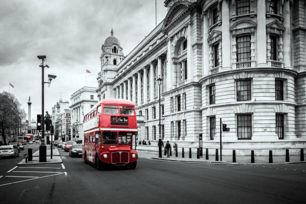 avenida dos protetores de cavalo, londres - red bus - fotografias e filmes do acervo