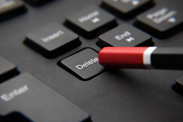 鉛筆で黒いキーボードの「削除」キーを押す - 削除キー ストックフォトと画像