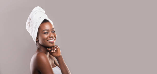 pozytywna afroamerykanka korzystających z zabiegów spa - hair salon beauty spa indoors health spa zdjęcia i obrazy z banku zdjęć
