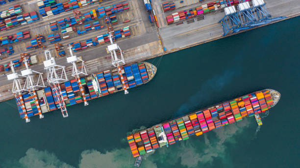 航空写真貨物船ターミナル、貨物船ターミナルの荷下ろしクレーン、コンテナとコンテナ船を備えた航空写真産業港。 - harbor ストックフォトと画像