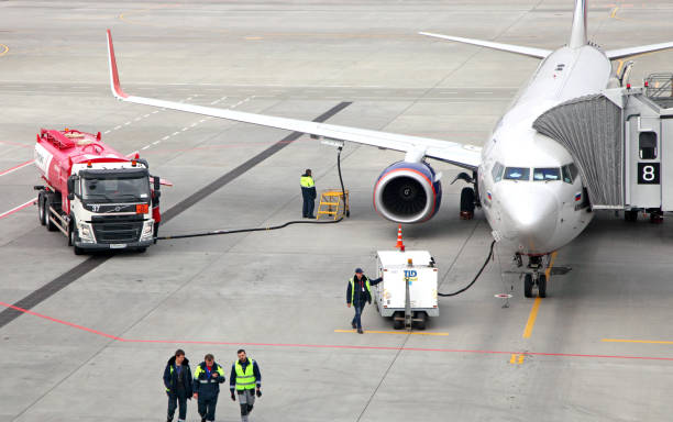 タンカー車両からの燃料補給機 - fuel and power generation air vehicle repairing airplane ストックフォトと画像