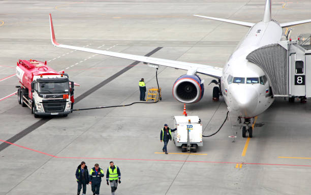 дозаправка самолетов из танкера - luggage ramp стоковые фото и изображения