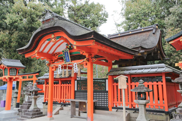 храм фусими инари тайша в киото, япония - celebration event abundance lantern traditional festival стоковые фото и изображения