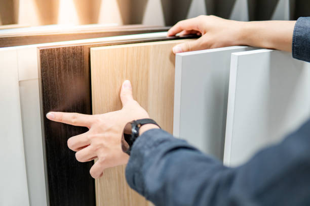 Male hand choosing cabinet or countertop materials Male hand choosing cabinet panel materials or countertops for built-in furniture design. Shopping furniture and decoration. Home improvement concept showroom stock pictures, royalty-free photos & images