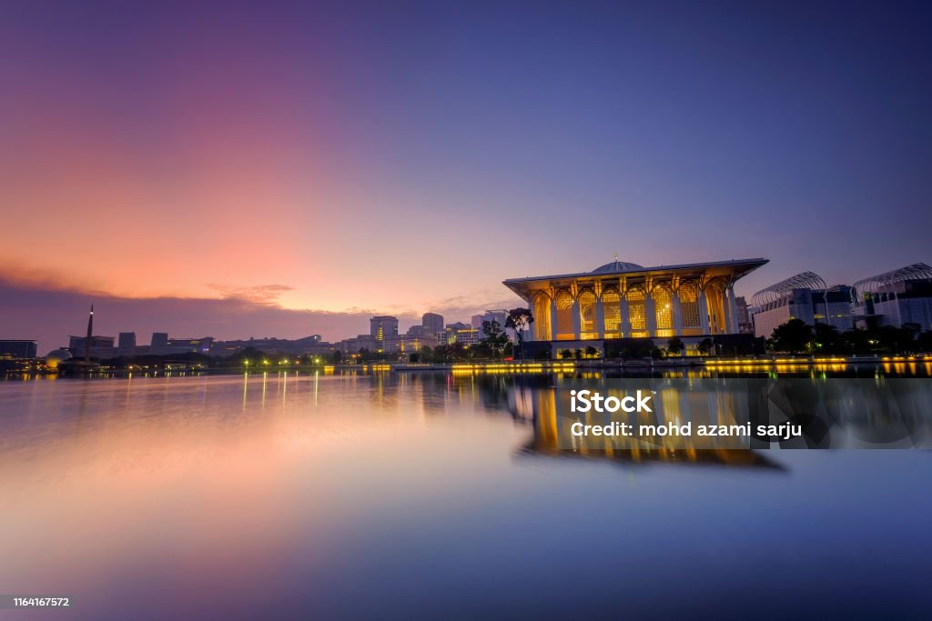 マレーシアのプトラジャヤに位置するマスジドベシとしても知られるスルタンミザンザイナルアビディンモスクの美しい日の出の景色 アジア大陸の