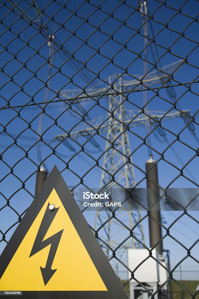 Предупреждение о высоком напряжении на Забор этого Электрическая подстанция - Стоковые фото Башня роялти-фри