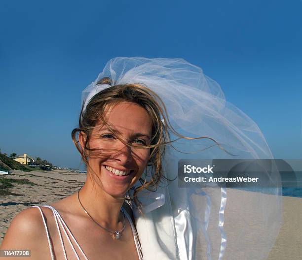 Sposa - Fotografie stock e altre immagini di A spalle scoperte - A spalle scoperte, Abbigliamento religioso, Abito da sposa