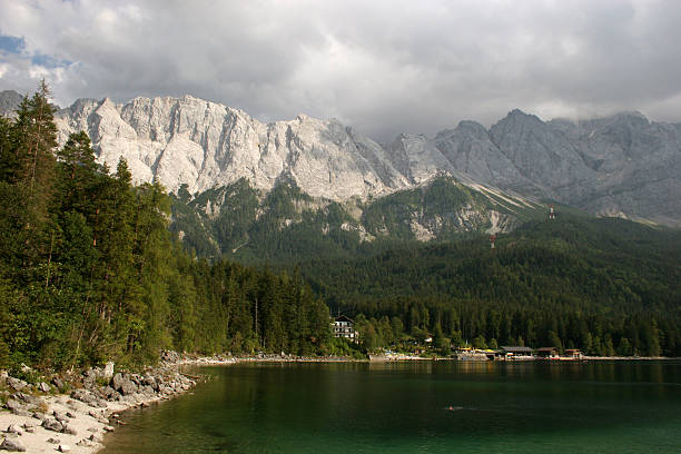 zugspitze und lago eibsee - stütze foto e immagini stock