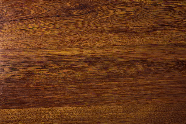 texture en bois poli. le fond de la texture de bois poli avec une couleur ambre foncée - knotted wood wood material striped photos et images de collection