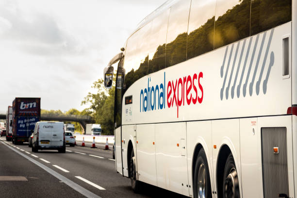 national express autokar jadący autostradą - heathrow airport london england airport station zdjęcia i obrazy z banku zdjęć