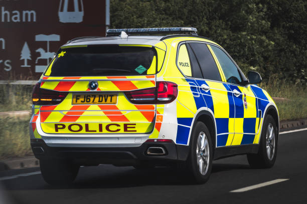 police marquée 4x4 répondre à la vitesse d'urgence sur l'autoroute. - british transport police photos et images de collection
