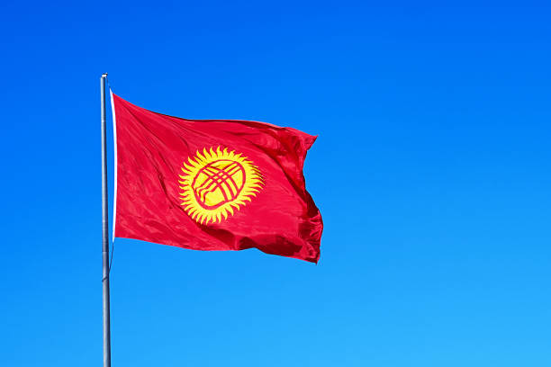 kyrgyzská vlajka na stožáru - kyrgyzstán - stock snímky, obrázky a fotky
