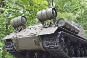 der-alte-panzer-steht-auf-einem-sockel.j