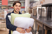 junger-mann-beim-einkaufen-von-haushalts