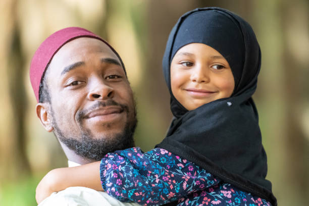 мусульманский отец и дочь в ее первый день в школе - kufi стоковые фото и изображения